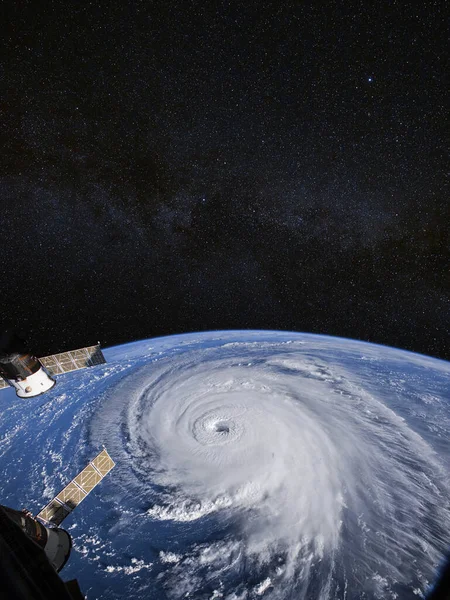 飓风的眼睛 台风在地球上空 从空间站的舷窗望去 五级超级台风正在逼近海岸 此图像由美国航天局提供 — 图库照片