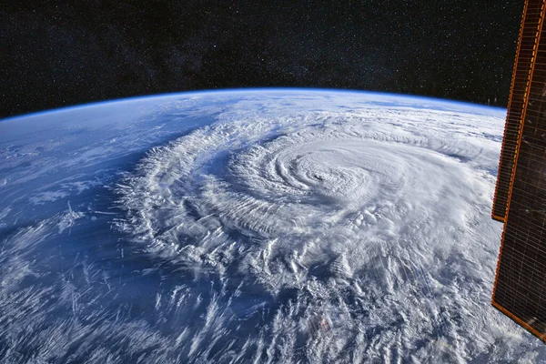 飓风的眼睛 台风在地球上空 从空间站的舷窗望去 五级超级台风正在逼近海岸 此图像由美国航天局提供 — 图库照片