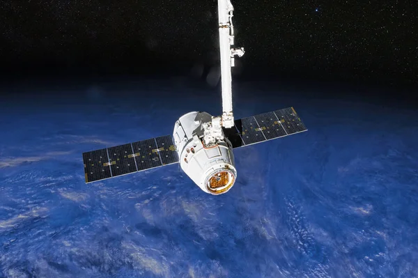 Spacex Crew Dragon航天器与国际空间站对接 龙能够运载多达7名乘客往返地球轨道及更远的地方 美国航天局提供的这一图像的要素 — 图库照片