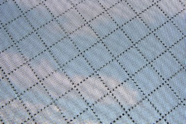 Camda örgü var, toz önleyici. Modern sise, toza ve alerjiye karşı koruma.