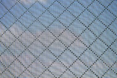 Camda örgü var, toz önleyici. Modern sise, toza ve alerjiye karşı koruma.