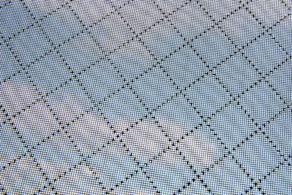 Camda örgü var, toz önleyici. Modern sise, toza ve alerjiye karşı koruma.