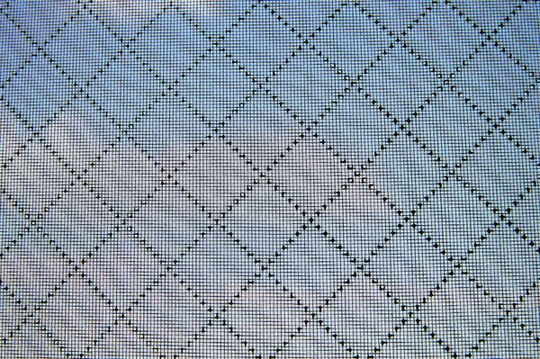 Camda örgü var, toz önleyici. Modern sise, toza ve alerjiye karşı koruma.