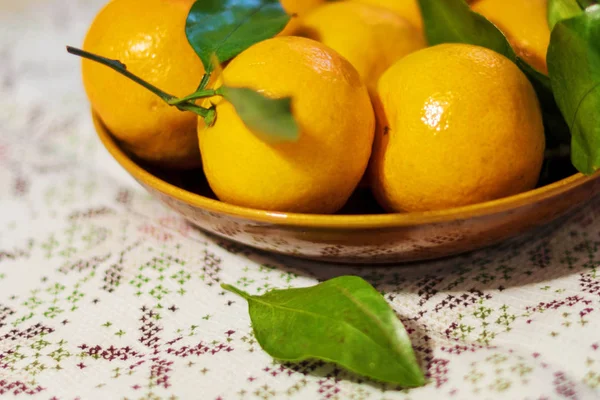 Mandalina Portakal Mandalina Clementines Narenciye Bir Seramik Tabak Içinde Yapraklarla — Stok fotoğraf