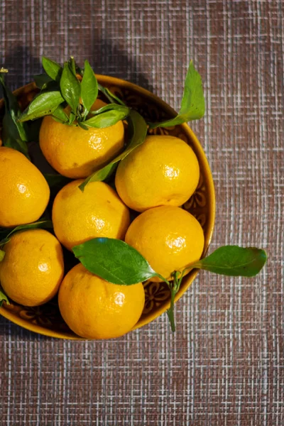 Mandalina Portakal Mandalina Clementines Narenciye Bir Seramik Tabak Içinde Yapraklarla — Stok fotoğraf