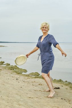 mutlu kadın denize yakın yürüyüş