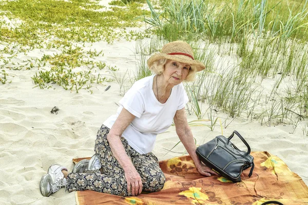 Ältere Frau Fuß Der Nähe Des Meeres — Stockfoto