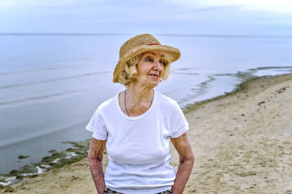 Ältere Frau Fuß Der Nähe Des Meeres — Stockfoto