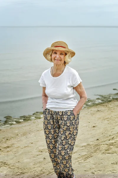 Mulher Idosa Andando Perto Mar — Fotografia de Stock