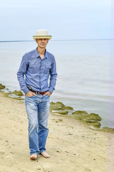 Man Walking Sand Sea — Stock Photo, Image