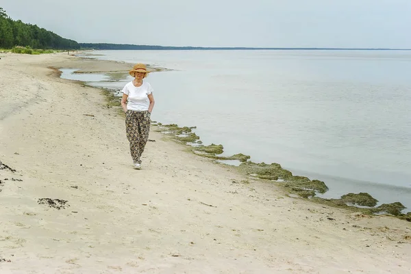 Starsza Kobieta Spaceru Pobliżu Morza — Zdjęcie stockowe