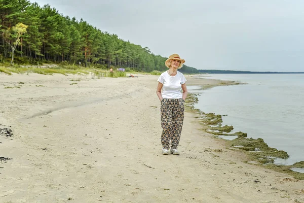 Bejaarde Vrouw Lopen Buurt Van Zee — Stockfoto