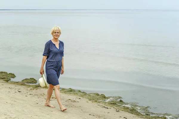 海のそばを歩いて幸せな女 — ストック写真
