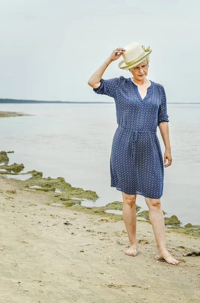 Mulher Feliz Andando Perto Mar — Fotografia de Stock