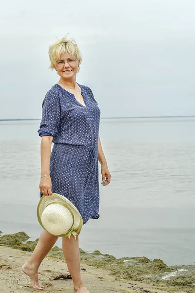 Mulher Feliz Andando Perto Mar — Fotografia de Stock