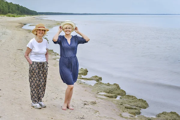 Feliz Adulto Mãe Filha Caminhar Perto Mar — Fotografia de Stock