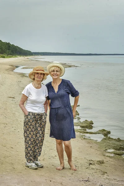 Glücklich Erwachsene Mutter Und Tochter Gehen Der Nähe Des Meeres — Stockfoto