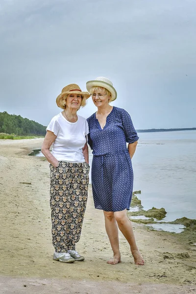 Feliz Adulto Mãe Filha Caminhar Perto Mar — Fotografia de Stock