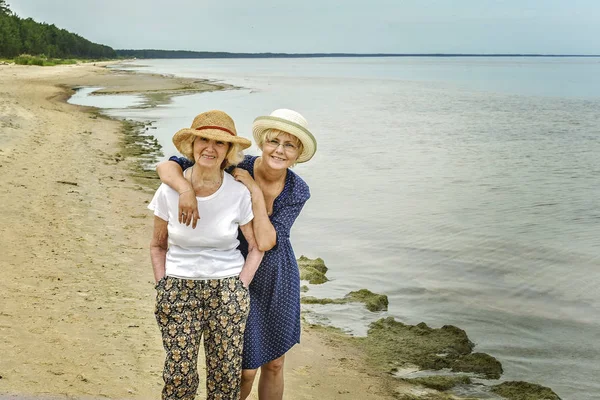 Glücklich Erwachsene Mutter Und Tochter Gehen Der Nähe Des Meeres — Stockfoto