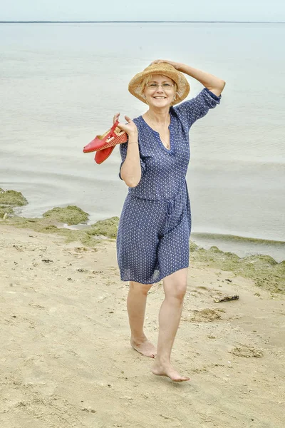 Glückliche Frau Fuß Der Nähe Des Meeres — Stockfoto