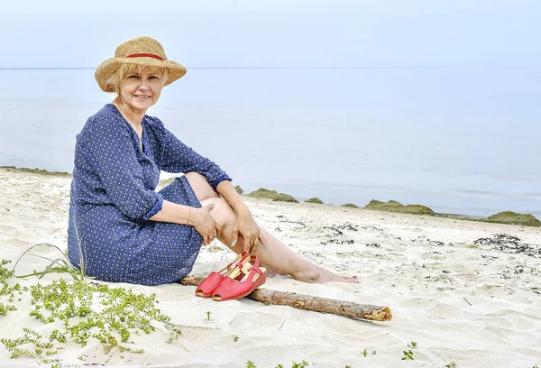 Frau Sitzt Auf Dem Sand Meer Entspannen — Stockfoto