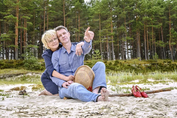 Heureux Homme Femme Assis Sur Sable Près Mer — Photo