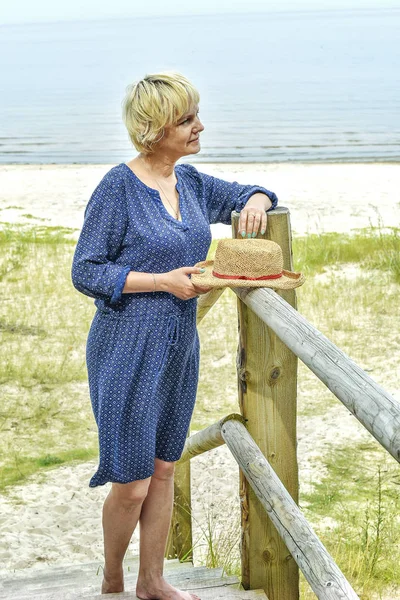 Frau Ruht Sich Wald Aus Jurmala — Stockfoto