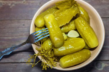 Bir çatal ahşap oyun tahtası üzerinde turşu. Turşu, geleneksel Rus snack.