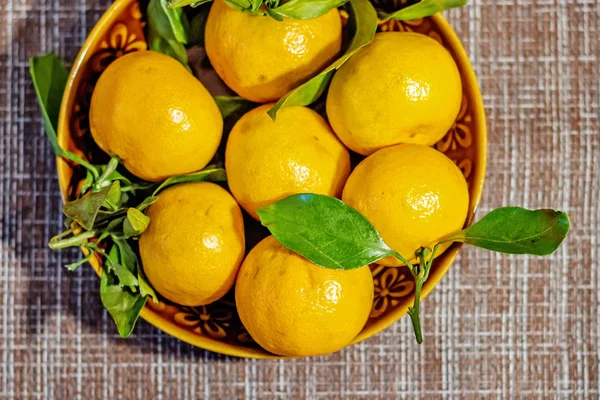 Tangerines Oranges Mandarines Clémentines Agrumes Avec Feuilles Dans Une Assiette — Photo