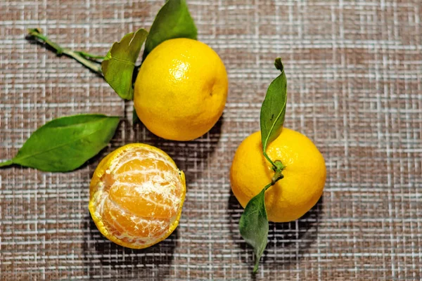 明亮多汁的橘子 有绿叶 清理过的橘子 维生素 健康的素食 — 图库照片
