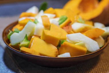 Taze sebze (kabak, kabak, domates, biber..) yemek pişirmek için kesme. Vejetaryen yemek.