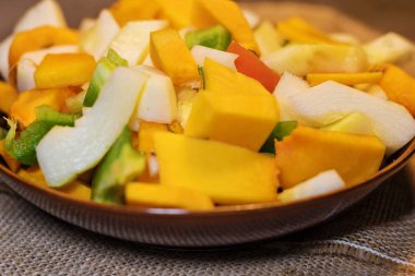 Taze sebze (kabak, kabak, domates, biber..) yemek pişirmek için kesme. Vejetaryen yemek.