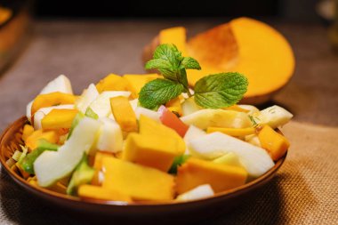 Taze sebze (kabak, kabak, domates, biber..) yemek pişirmek için kesme. Vejetaryen yemek.