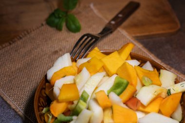 Taze sebze (kabak, kabak, domates, biber..) yemek pişirmek için kesme. Vejetaryen yemek.