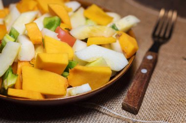 Taze sebze (kabak, kabak, domates, biber..) yemek pişirmek için kesme. Vejetaryen yemek.