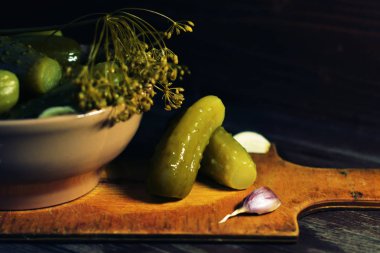 Bir ahşap tahta üzerinde salatalık turşusu. Turşu, geleneksel Rus Aperatif. Koyu arka plan.