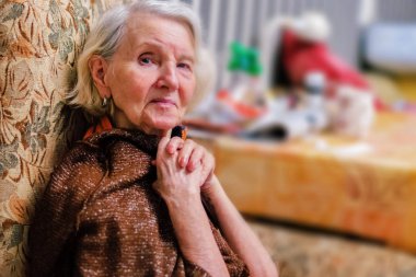 Parkinson hastalığı olan yaşlı kadın.