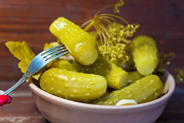 Augurken Een Vork Een Houten Bord Pickles Traditionele Russische Snack — Stockfoto