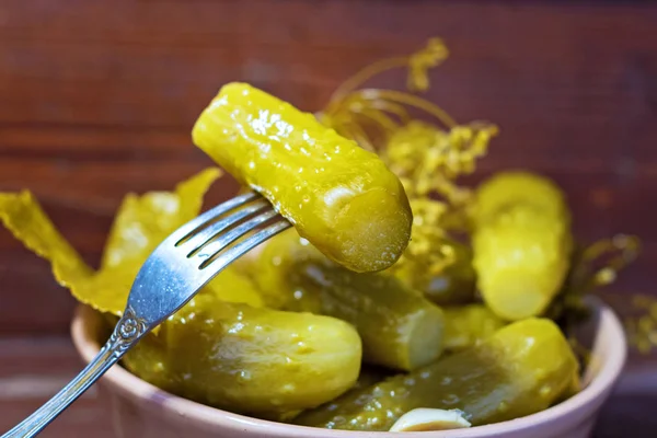 Augurken Een Vork Een Houten Bord Pickles Traditionele Russische Snack — Stockfoto