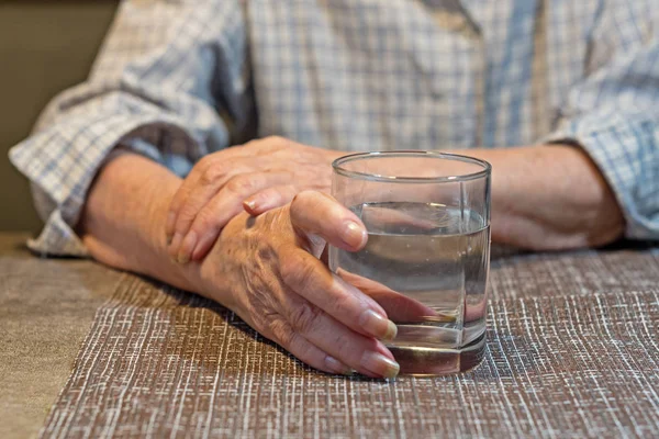 Manos Ancianas Sosteniendo Vaso Agua — Foto de Stock