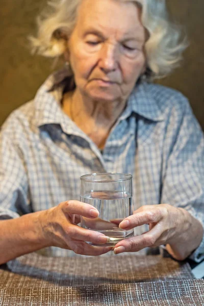 Mãos Mulheres Idosas Segurando Copo Água Velha Mulher Triste — Fotografia de Stock