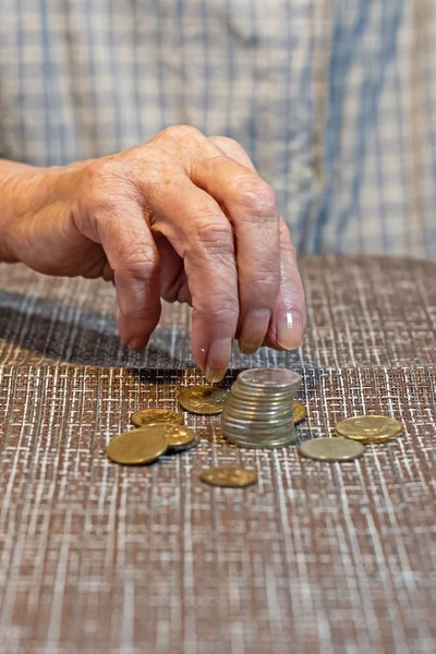 Oudere Vrouw Van Hand Munten — Stockfoto