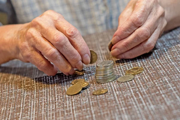 Handen Van Close Van Een Oudere Vrouw Laatste Geld — Stockfoto