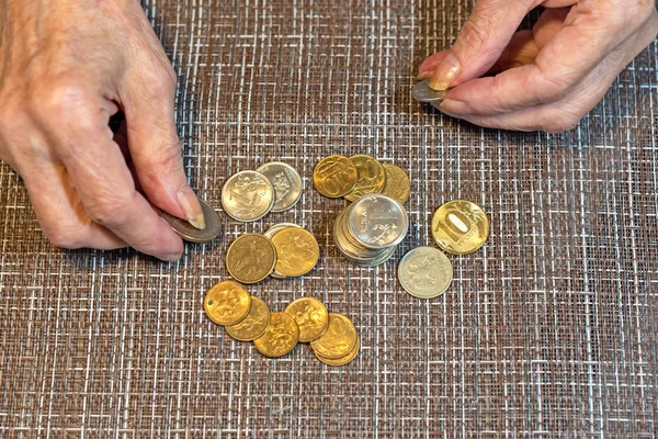 Mãos Uma Mulher Idosa Moedas Para Salvação Conceito Poupar Dinheiro — Fotografia de Stock