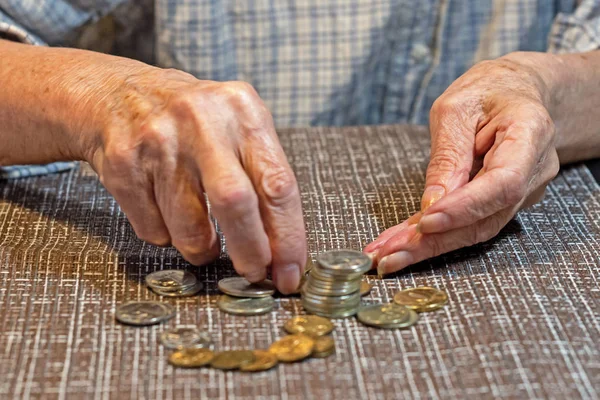 Ręce Starszej Kobiety Monety Dla Zbawienia Koncepcja Oszczędzania Pieniędzy Zbliżenie — Zdjęcie stockowe