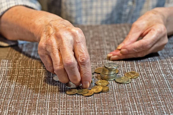救いのための高齢者の女性とコインの手 お金を節約するという概念です — ストック写真
