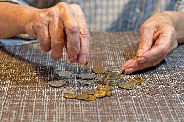 Yaşlı Bir Kadının Elleri Kurtuluş Için Bozuk Paralar Tasarruf Kavramı — Stok fotoğraf