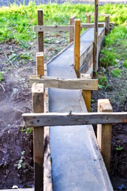 Döşeme kalıp, Beton çit yapımı için kirişler.