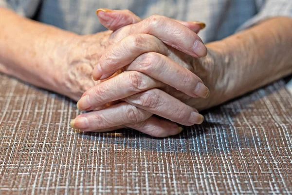Руки Пожилой Женщины Лежащей Столе Паркинсон — стоковое фото