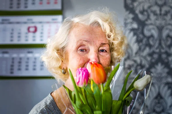 Mulher Idosa Feliz Recebeu Buquê Tulipas — Fotografia de Stock